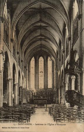On se trouve à l'intérieur de l'église de l'Immaculée Comception qui fut construite en 1854, le sol trés marécageux fait que les fondations ont bougées et que lorsque l'on est sur le quai d'en face ,on peut voir qu'elle penche sur la droite.